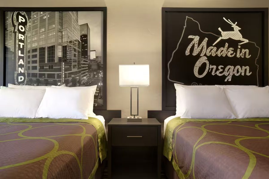 Super 8 by Wyndham Portland Airport — Guest room