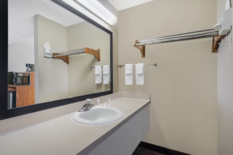 Super 8 by Wyndham Powell — Bathroom
