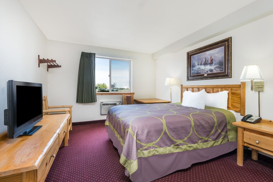 Super 8 by Wyndham Powell — Guest room
