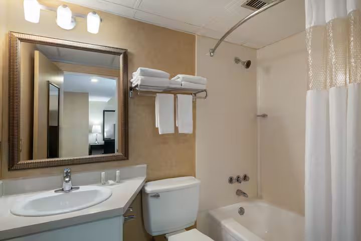 Super 8 by Wyndham Prince Albert — Bathroom