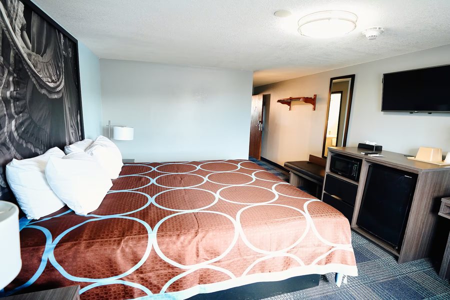 Super 8 by Wyndham Pueblo — Guest room