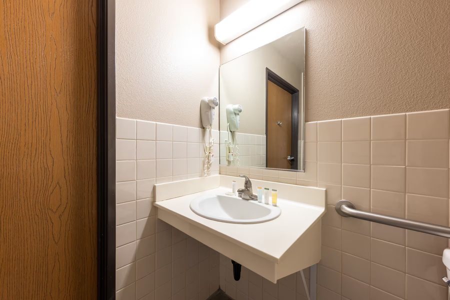Super 8 by Wyndham Quartzsite AZ — Bathroom