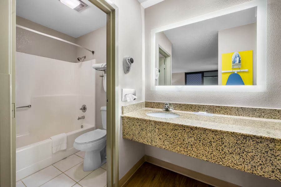 Super 8 by Wyndham Raleigh Downtown South — Bathroom