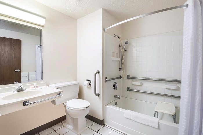 Super 8 by Wyndham Rapid City — Bathroom