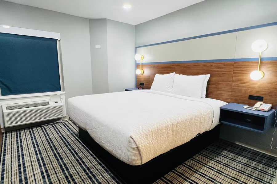 Super 8 by Wyndham Rawlins — Guest room