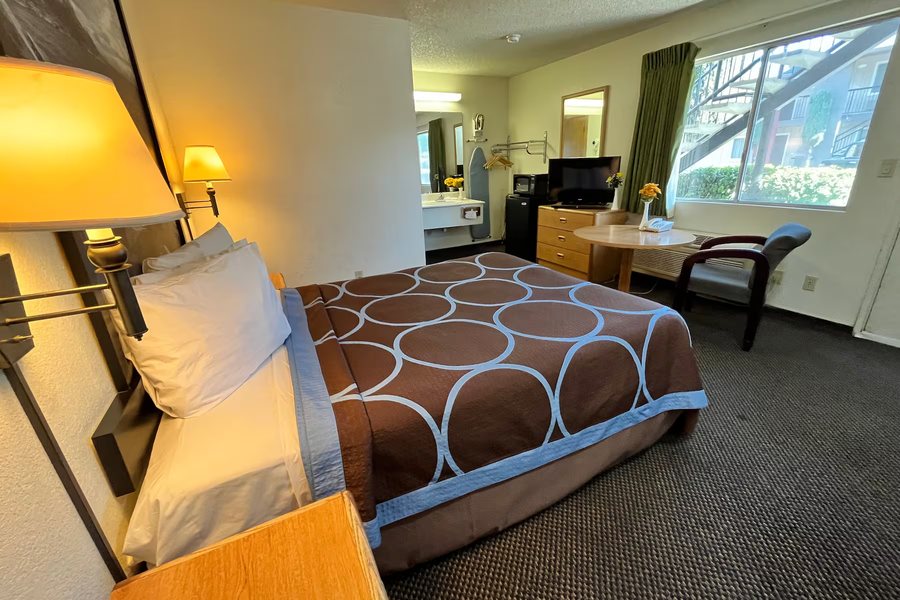 Super 8 by Wyndham Red Bluff — Guest room