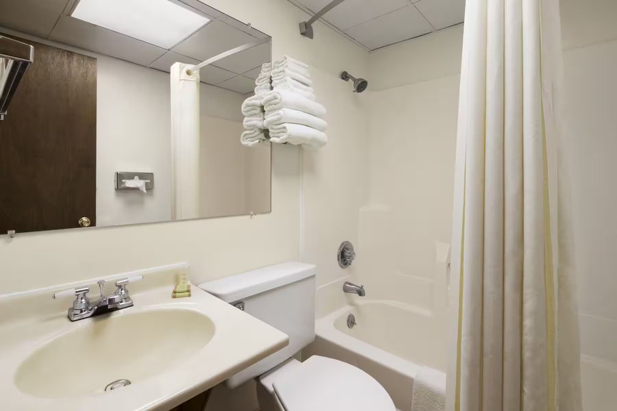 Super 8 by Wyndham Redfield — Bathroom