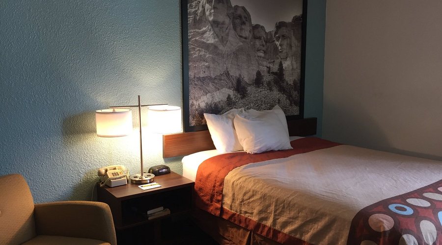 Super 8 by Wyndham Redfield — Guest room