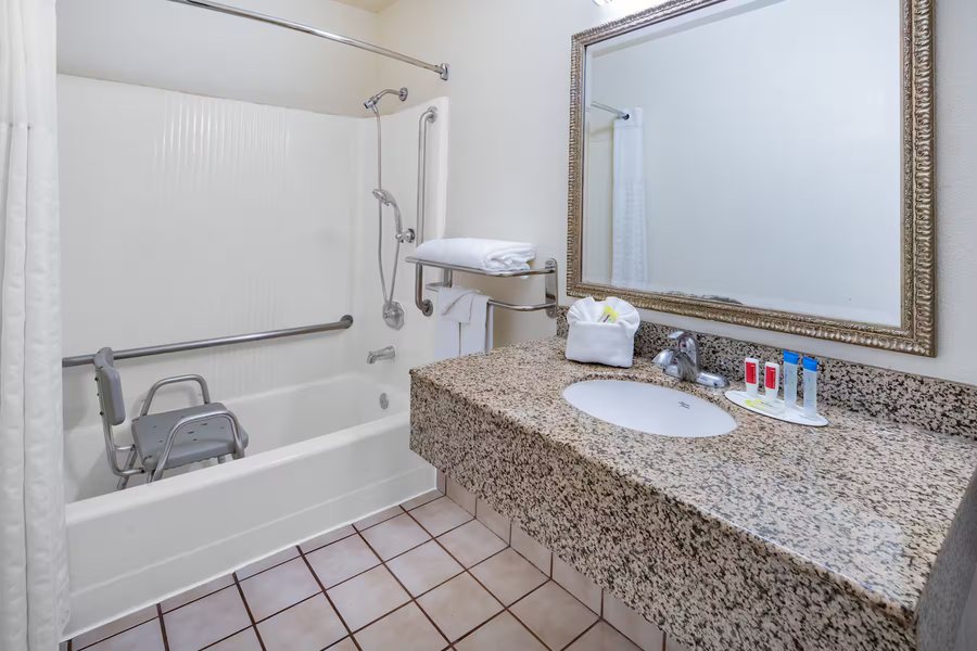 Super 8 by Wyndham Redlands San Bernardino — Bathroom