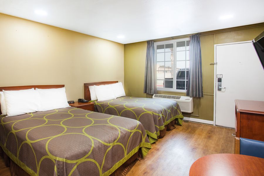 Super 8 by Wyndham Redlands San Bernardino — Guest room