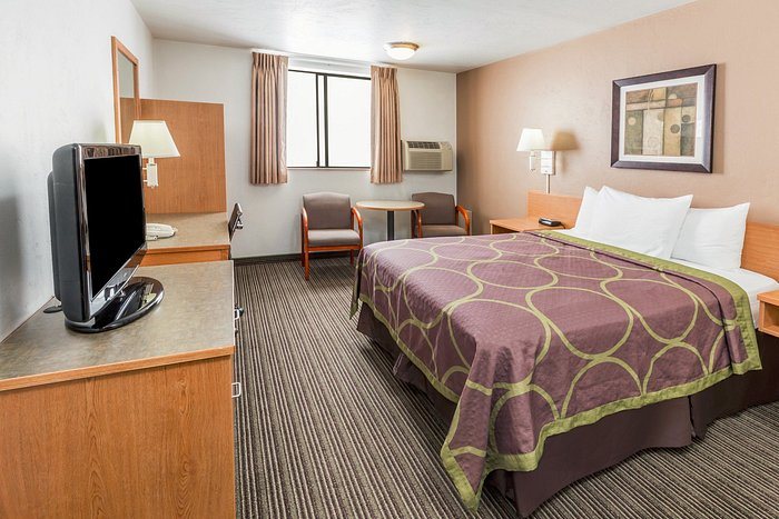 Super 8 by Wyndham Redmond — Guest room