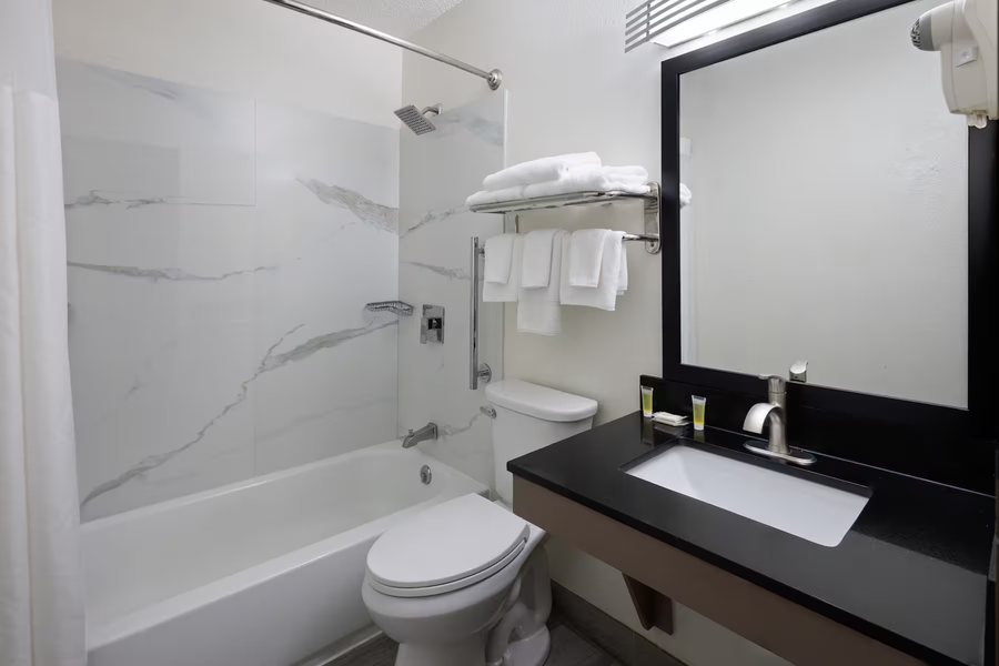 Super 8 by Wyndham Richmond Airport VA — Bathroom