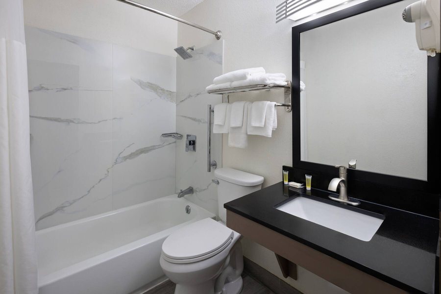 Super 8 by Wyndham Richmond Chamberlayne Rd — Bathroom