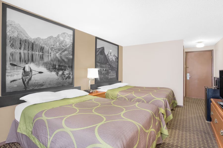 Super 8 by Wyndham Riverton — Guest room