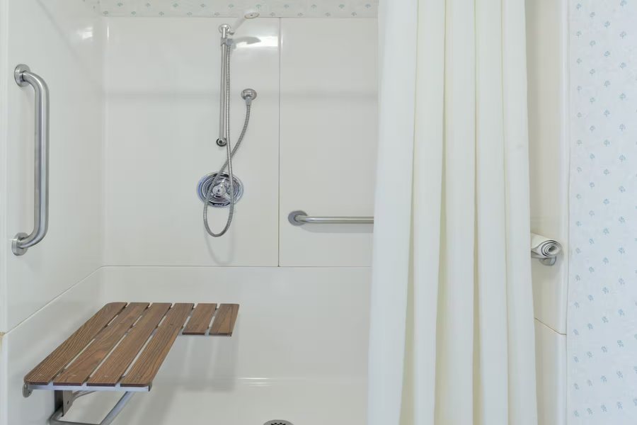 Super 8 by Wyndham Rochelle 601 East Highway 38 Rochelle Illinois — Bathroom