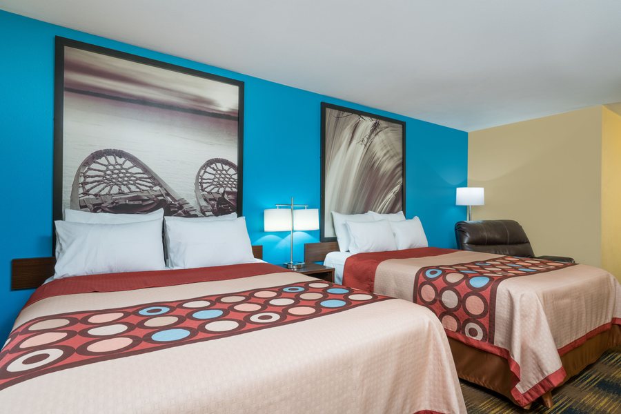 Super 8 by Wyndham Rochester Mayo Clinic Area — Guest room