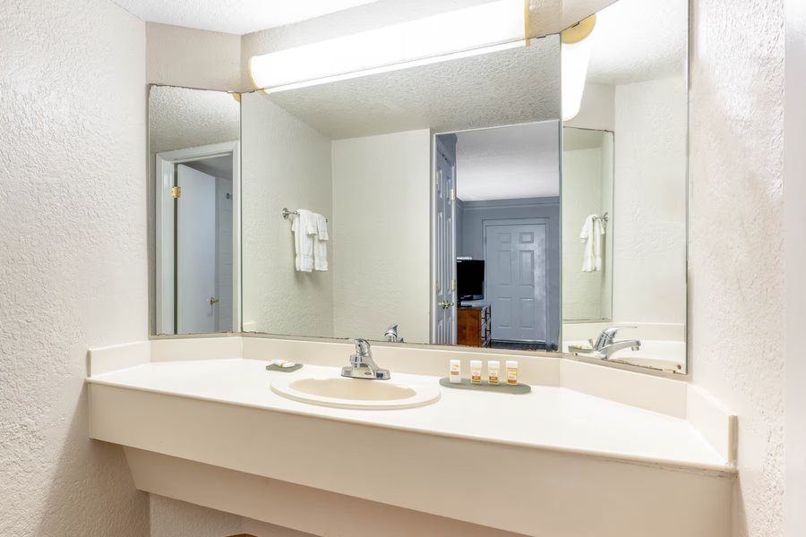 Super 8 by Wyndham Rock Springs — Bathroom
