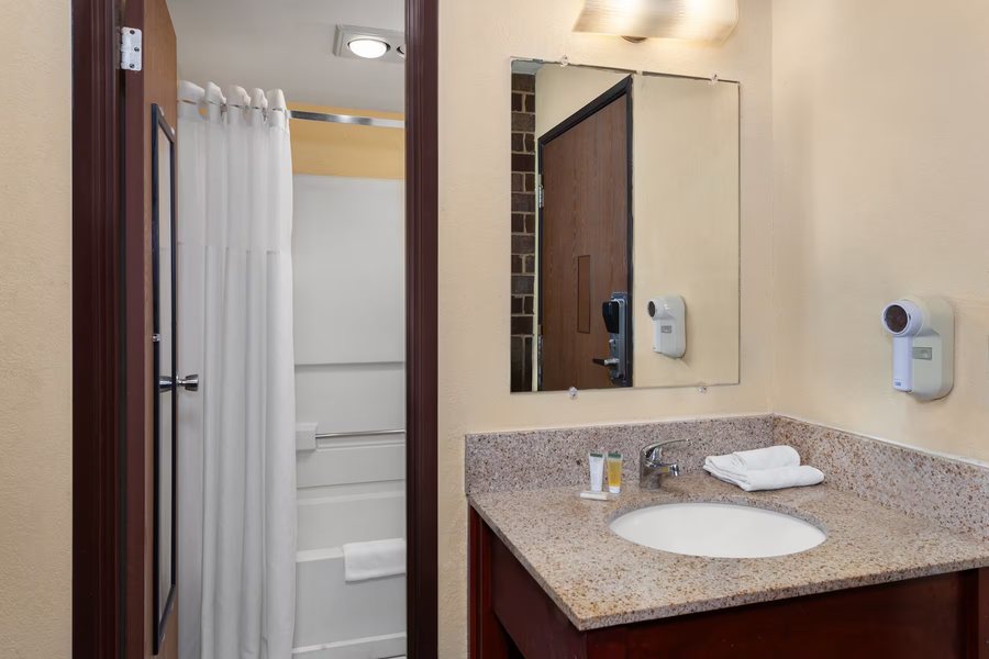 Super 8 by Wyndham Rockford — Bathroom