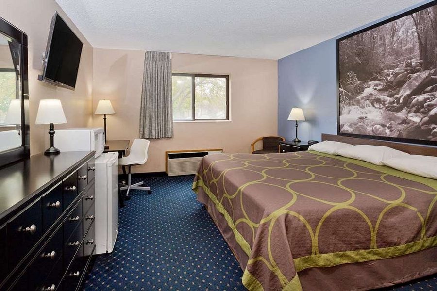 Super 8 by Wyndham Rockford — Guest room
