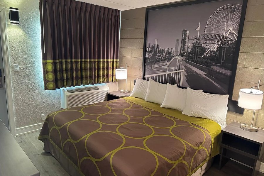 Super 8 by Wyndham Rockford South — Guest room