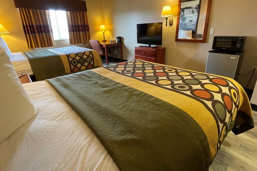 Super 8 by Wyndham Rolla — Guest room