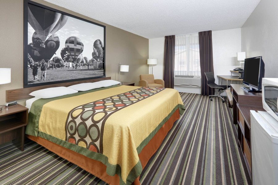 Super 8 by Wyndham Roswell — Guest room