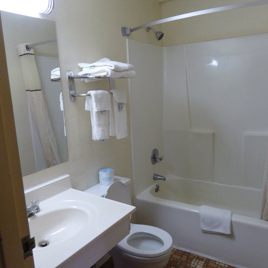 Super 8 by Wyndham Salem VA — Bathroom