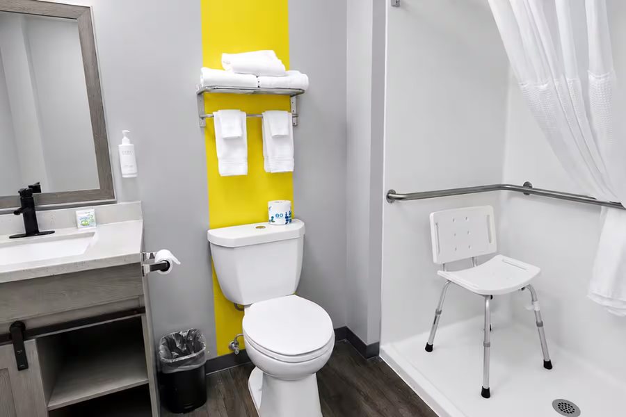 Super 8 by Wyndham Salina — Bathroom