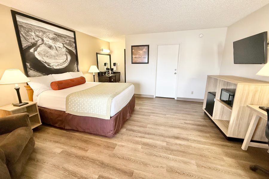 Super 8 by Wyndham Salina — Guest room