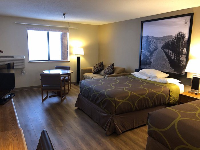 Super 8 by Wyndham Salmon — Guest room