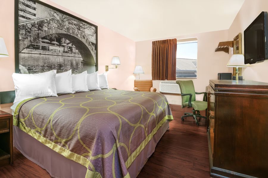 Super 8 by Wyndham San Antonio Airport North — Guest room