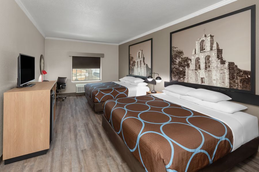 Super 8 by Wyndham San Antonio at I 10 — Guest room