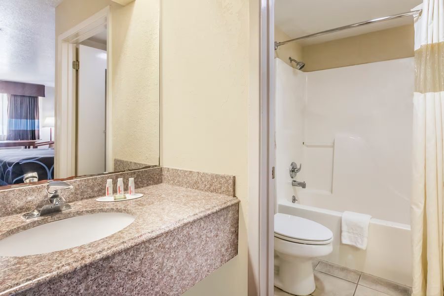 Super 8 by Wyndham San Antonio Downtown Museum Reach — Bathroom