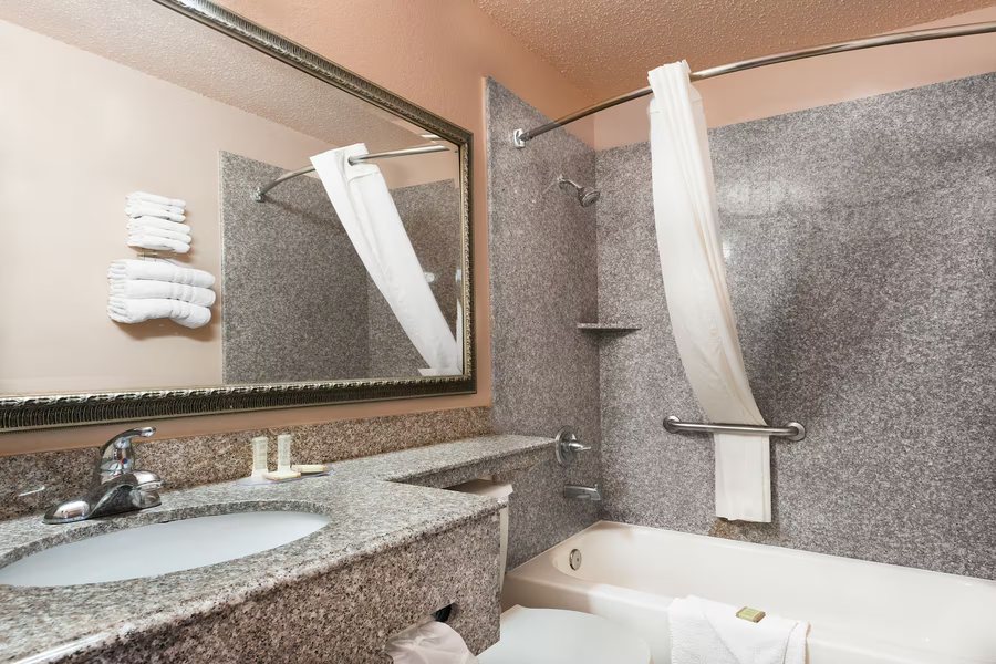 Super 8 by Wyndham San Antonio Downtown NE — Bathroom