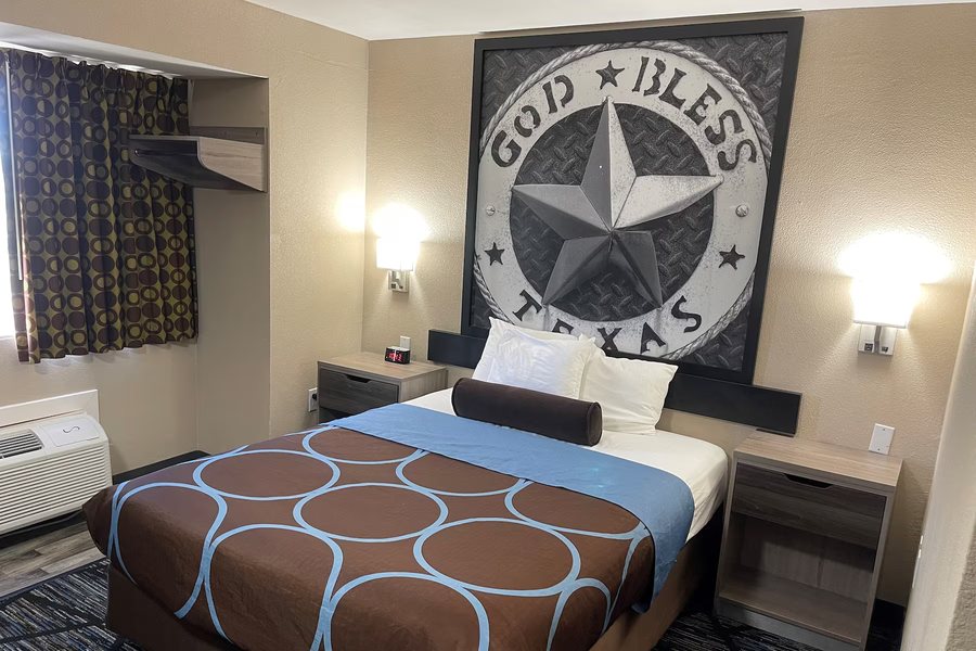 Super 8 by Wyndham San Antonio Downtown NE — Guest room