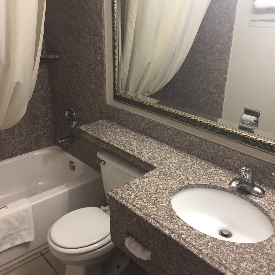 Super 8 by Wyndham San Antonio Fiesta — Bathroom