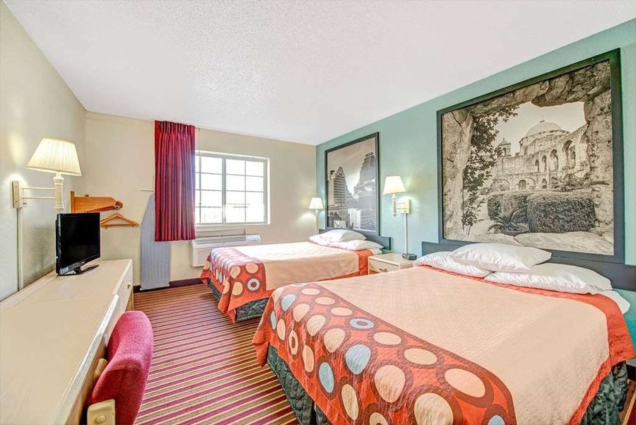 Super 8 by Wyndham San Antonio Fiesta — Guest room