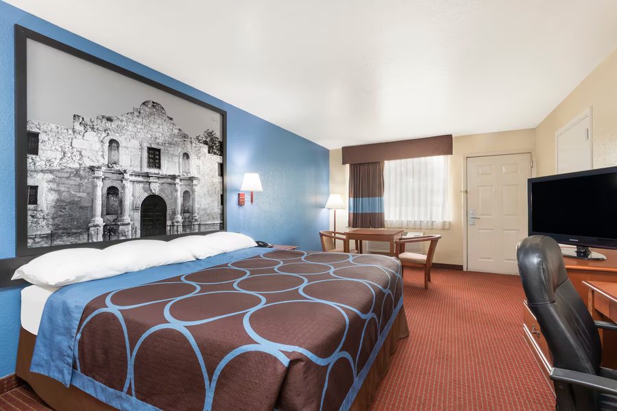 Super 8 by Wyndham San Antonio Near SeaWorld Ingram Park — Guest room