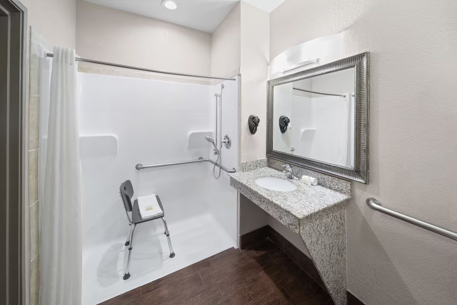 Super 8 by Wyndham San Antonio Riverwalk Area — Bathroom