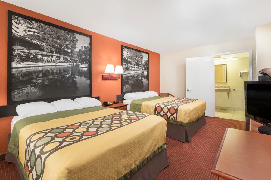 Super 8 by Wyndham San Antonio Riverwalk Area — Guest room