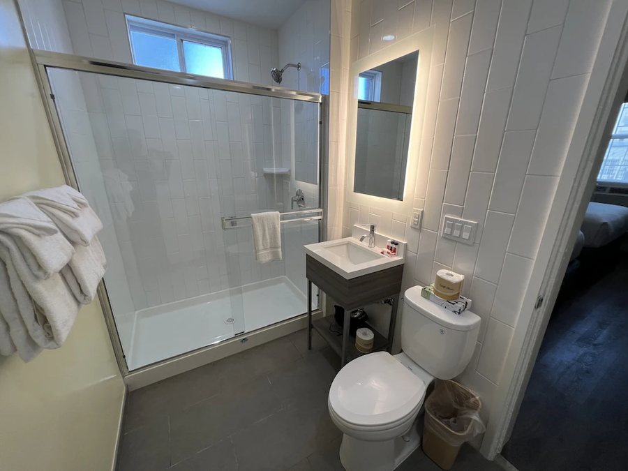 Super 8 by Wyndham San Francisco Union Square Area — Bathroom
