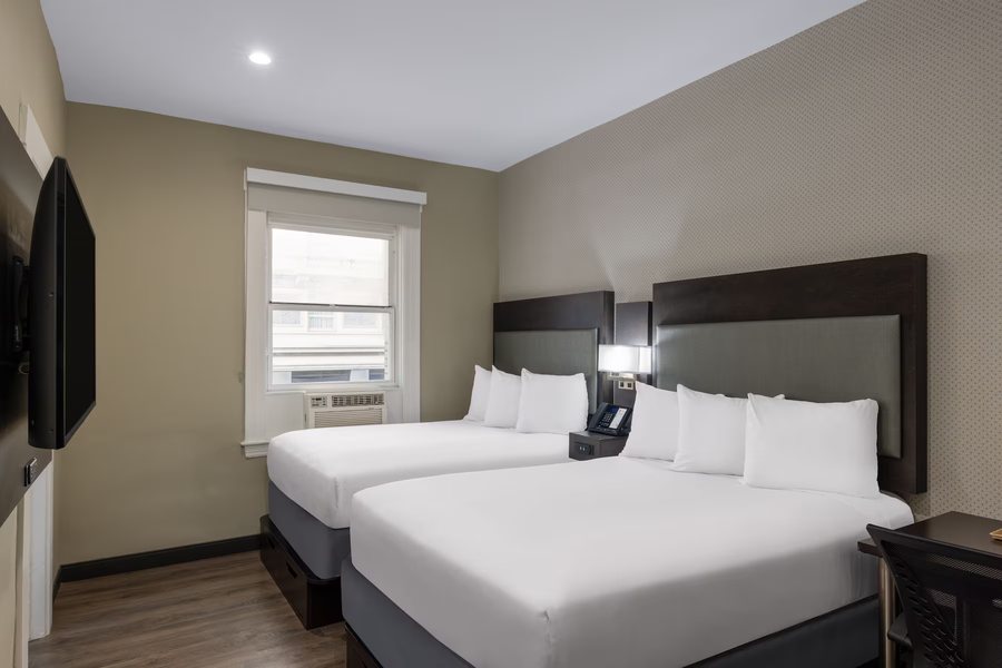 Super 8 by Wyndham San Francisco Union Square Area — Guest room