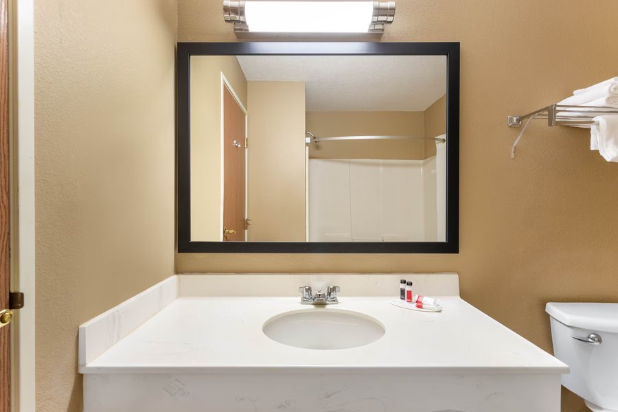 Super 8 by Wyndham Santa Barbara Goleta — Bathroom