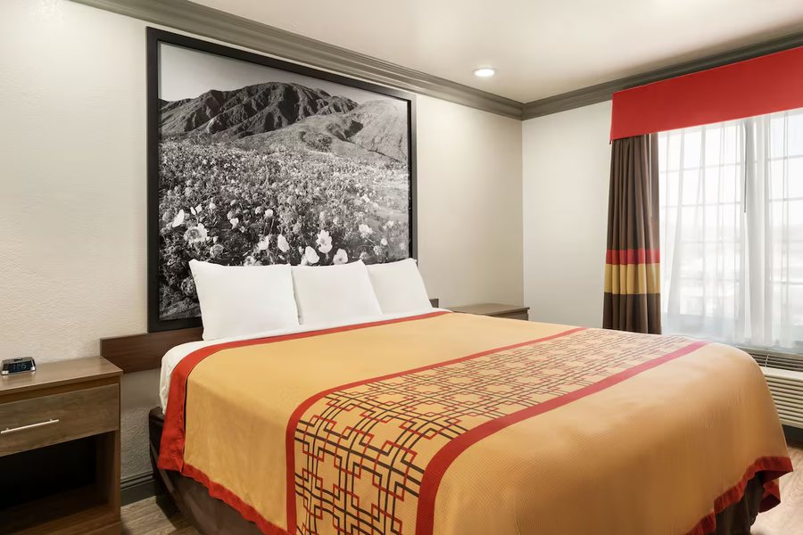 Super 8 by Wyndham Santa Clarita Valencia — Guest room