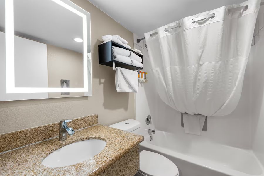 Super 8 by Wyndham Santa Cruz Beach Boardwalk East — Bathroom