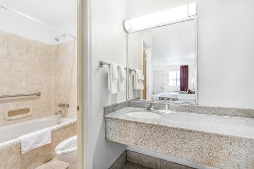Super 8 by Wyndham Santee — Bathroom