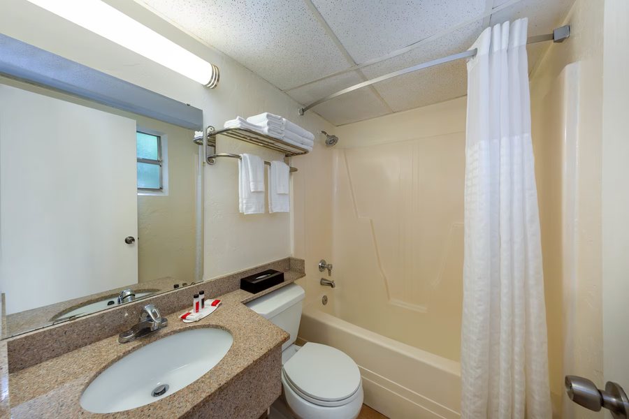 Super 8 by Wyndham Sarasota Near Siesta Key — Bathroom