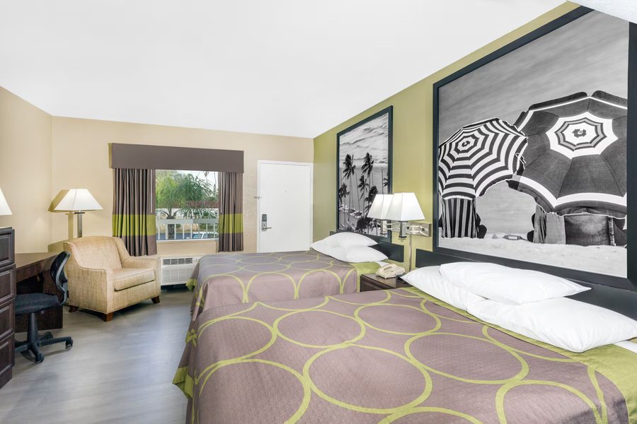 Super 8 by Wyndham Sarasota Near Siesta Key — Guest room