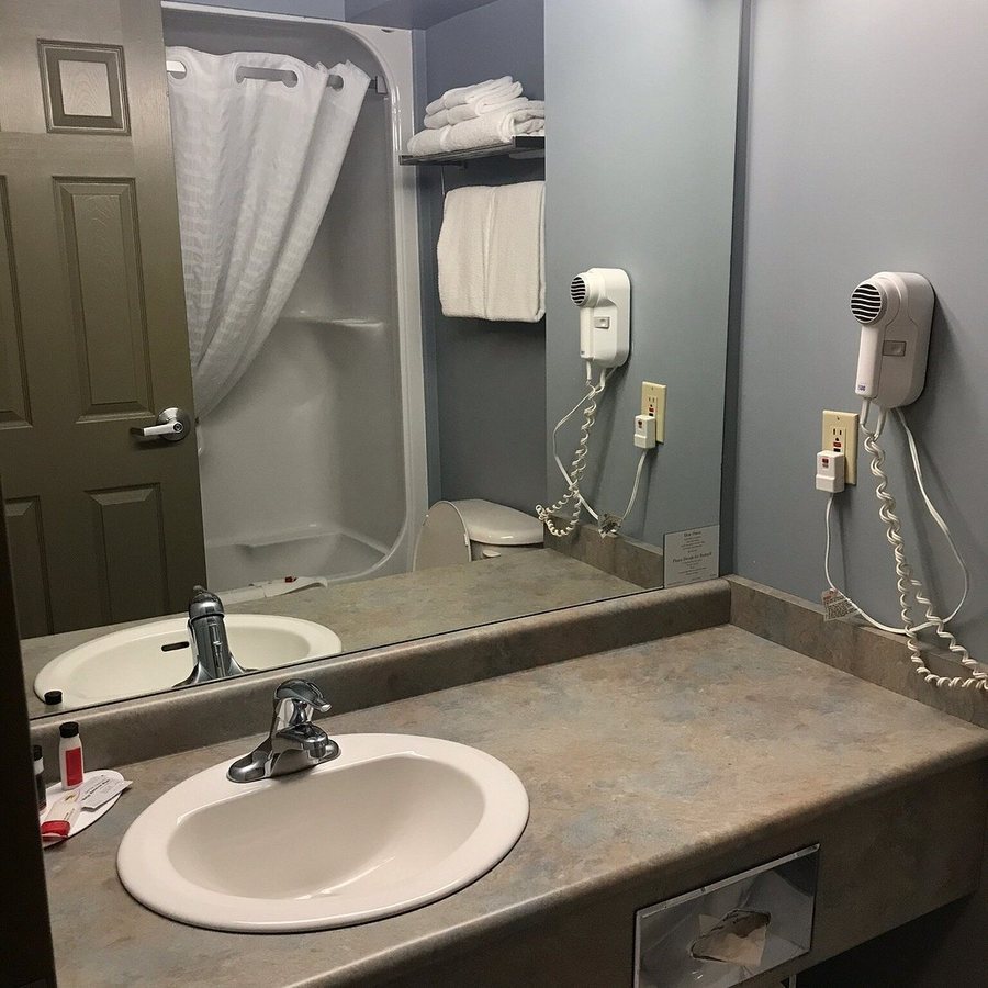 Super 8 by Wyndham Sault Ste Marie — Bathroom