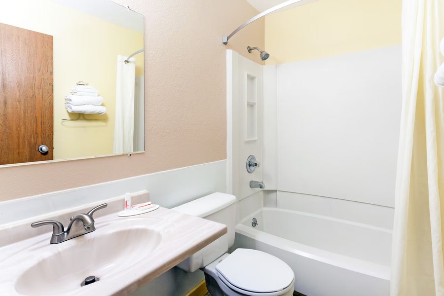 Super 8 by Wyndham Schenectady Albany Area — Bathroom